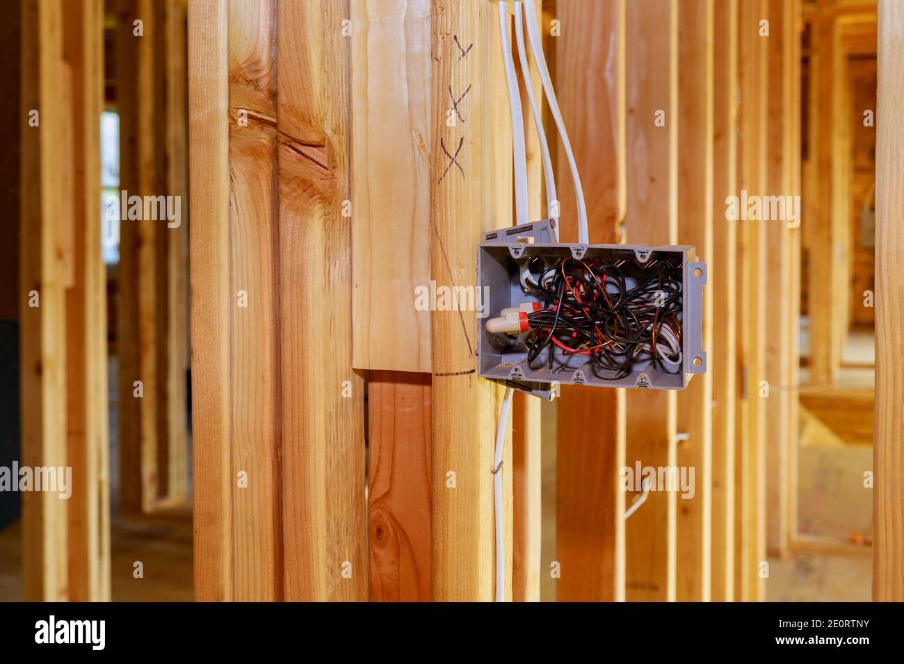 Installation de prises électriques sur le mur dans la nouvelle maison nouvelle construction Banque D'Images