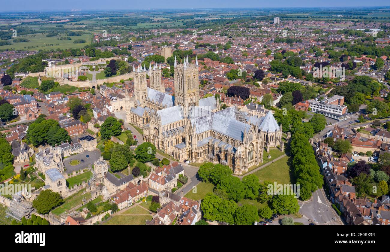 Images aériennes de la cathédrale de Lincoln, Lincoln Minster dans le centre-ville de Lincoln East Midlands au Royaume-Uni, lors d'une journée ensoleillée d'été montrant le hist Banque D'Images