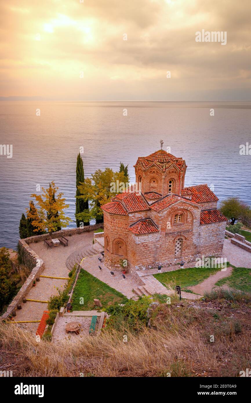 Ohrid, Macédoine du Nord, coucher de soleil sur le lac et Saint Jean à l'église de Kaneo Banque D'Images