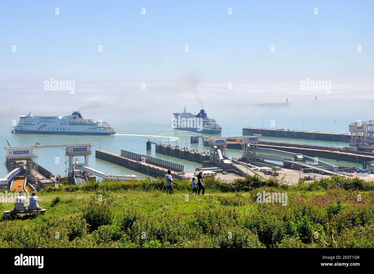 Le port de Douvres est le port de passage situé à Douvres, Kent, Angleterre, Royaume-Uni. Banque de brouillard de mer ou brouillard en Manche. SeaFrance et ferry P&O. Banque D'Images