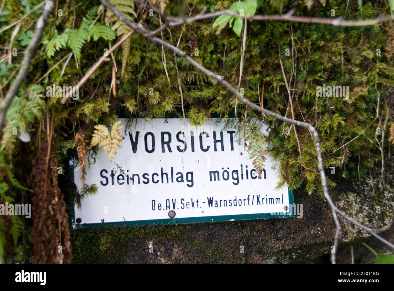 Un panneau signale les glissements de terrain sur le sentier menant aux cascades de Krimml (Krimmler Wasserfalle), la plus haute cascade d'Autriche. Banque D'Images