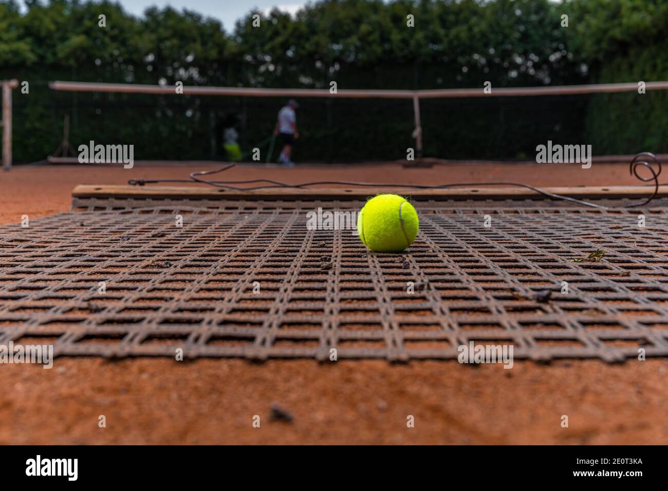 argile orange sur un court de tennis extérieur. Banque D'Images