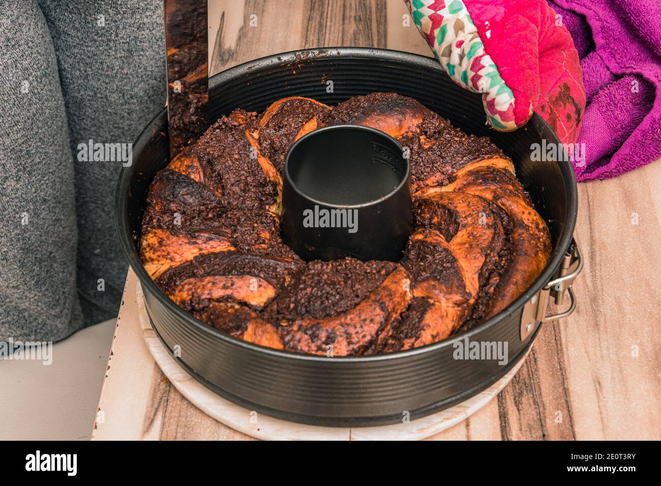 Retirer le gâteau au chocolat de la couche de fond ronde panoramique Banque D'Images