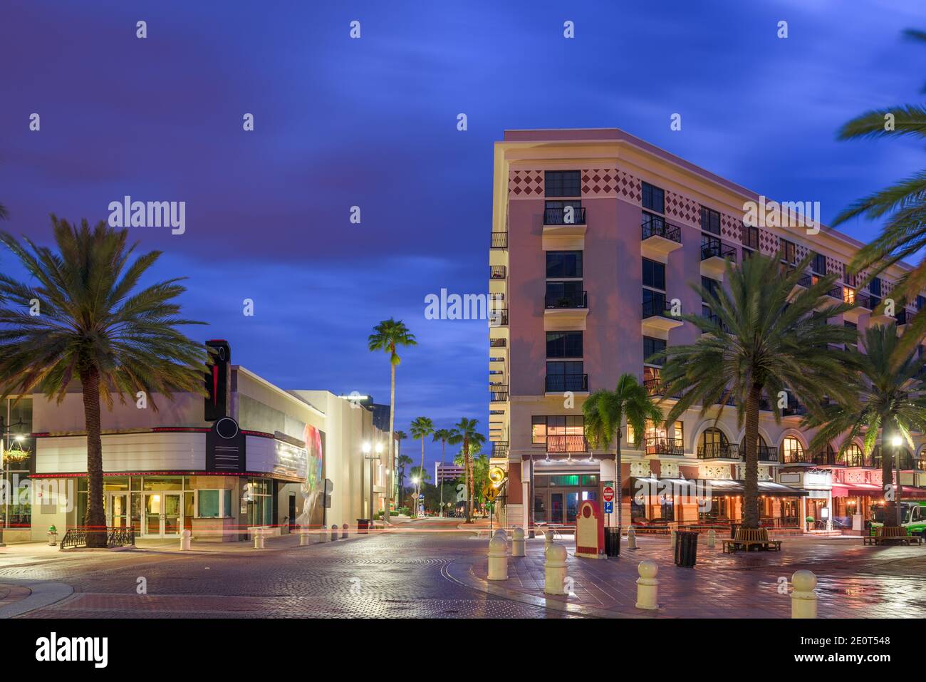 West Palm Beach, Floride, États-Unis sur Clematis Avenue au crépuscule. Banque D'Images