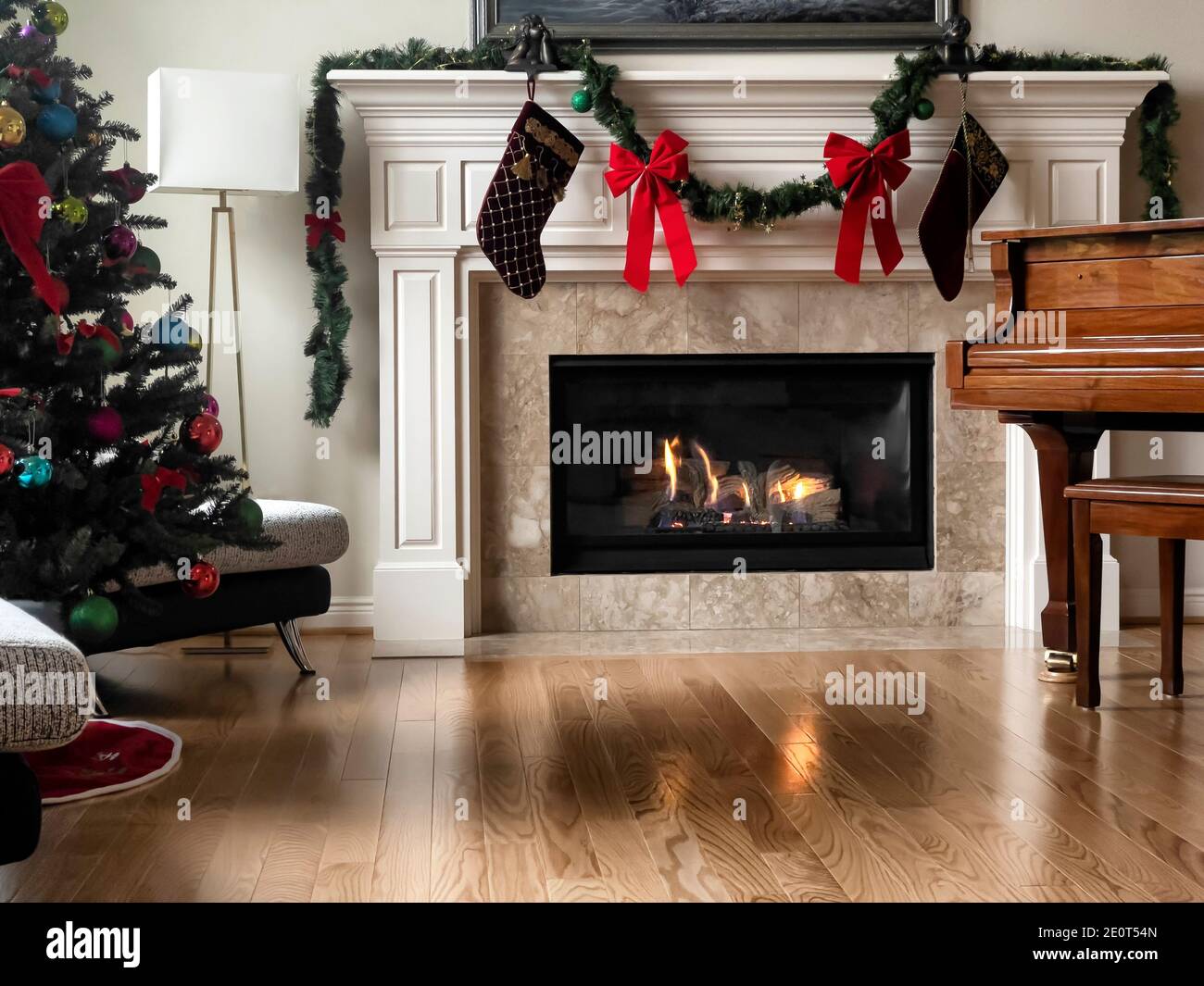 Jour avec lumière naturelle de la maison Livingroom décorée pour Les vacances de Noël ou du nouvel an Banque D'Images