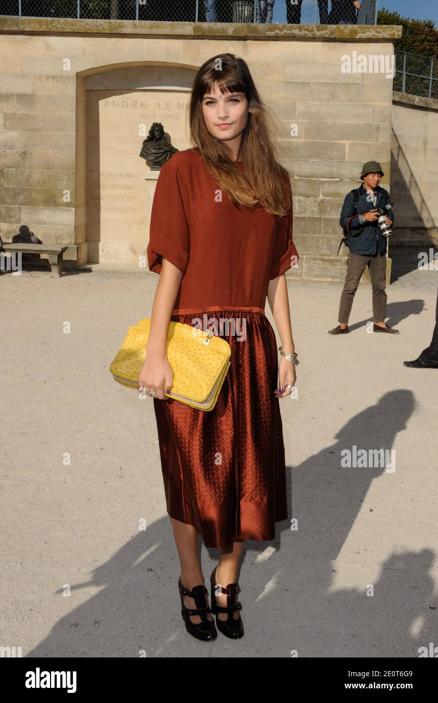Alma Jodorowski arrive au salon de la collection Printemps-été 2013 prêt-à-porter de Chloe à Paris, France, le 1er octobre 2012. Photo d'Alban Wyters/ABACAPRESS.COM Banque D'Images