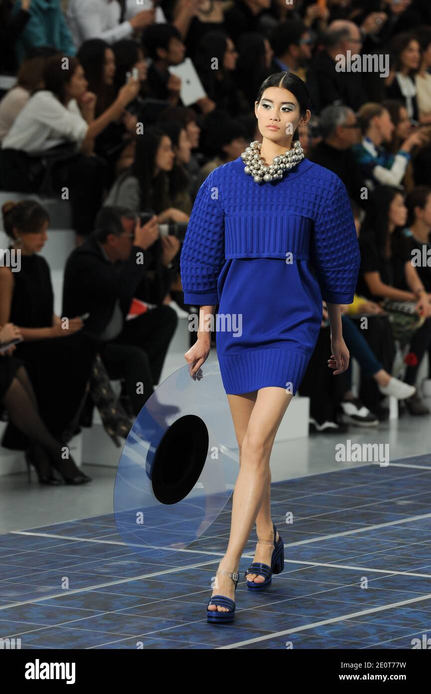 Un modèle présente une création du couturier allemand Karl Lagerfeld pour  le salon de la collection Printemps-été 2013 prêt-à-porter de Chanel, qui  s'est tenu au Grand Palais à Paris, en France, le