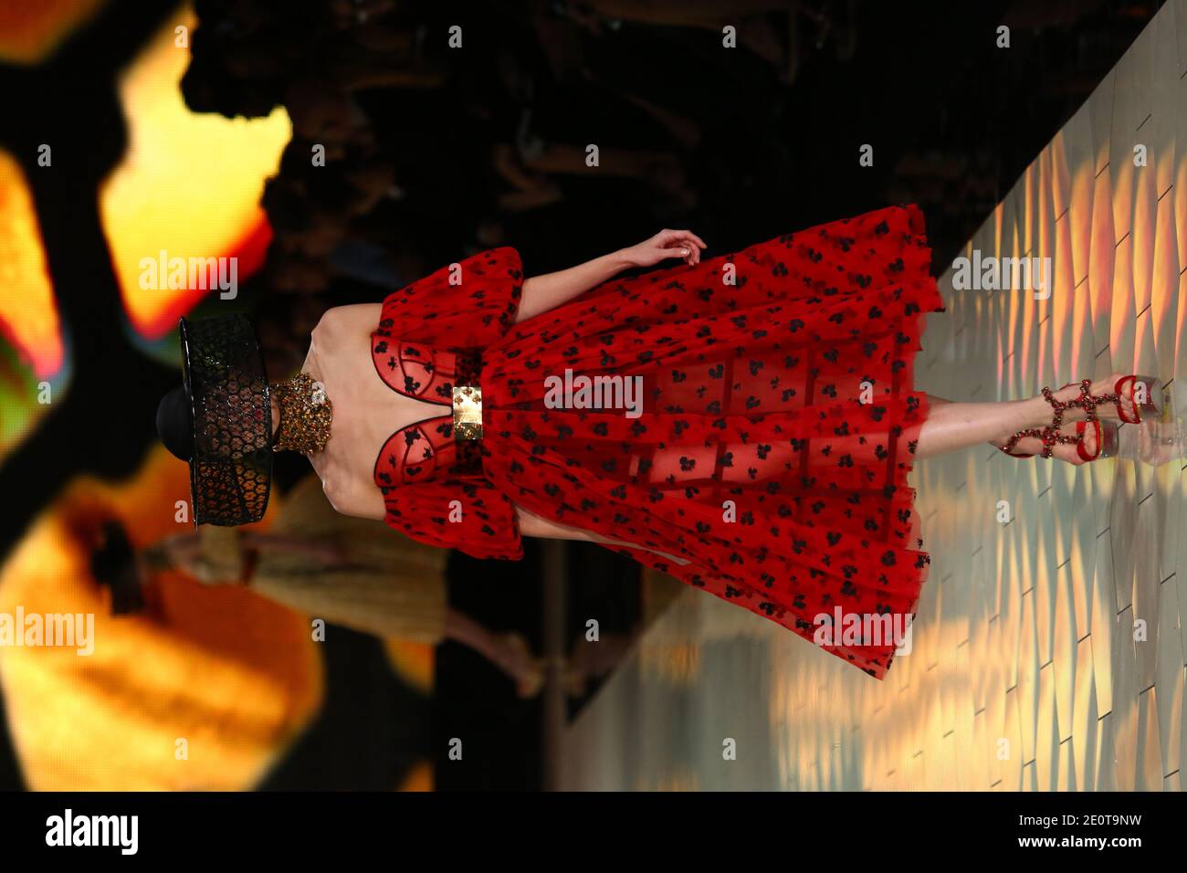 Un modèle présente une création de Sarah Burton, couturier britannique, pour le salon de la collection Alexander McQueen Printemps-été 2013 prêt-à-porter qui s'est tenu au 104 à Paris, en France, le 2 octobre 2012. Photo d'Alain Gil-Gonzalez/ABACAPRESS.COM Banque D'Images