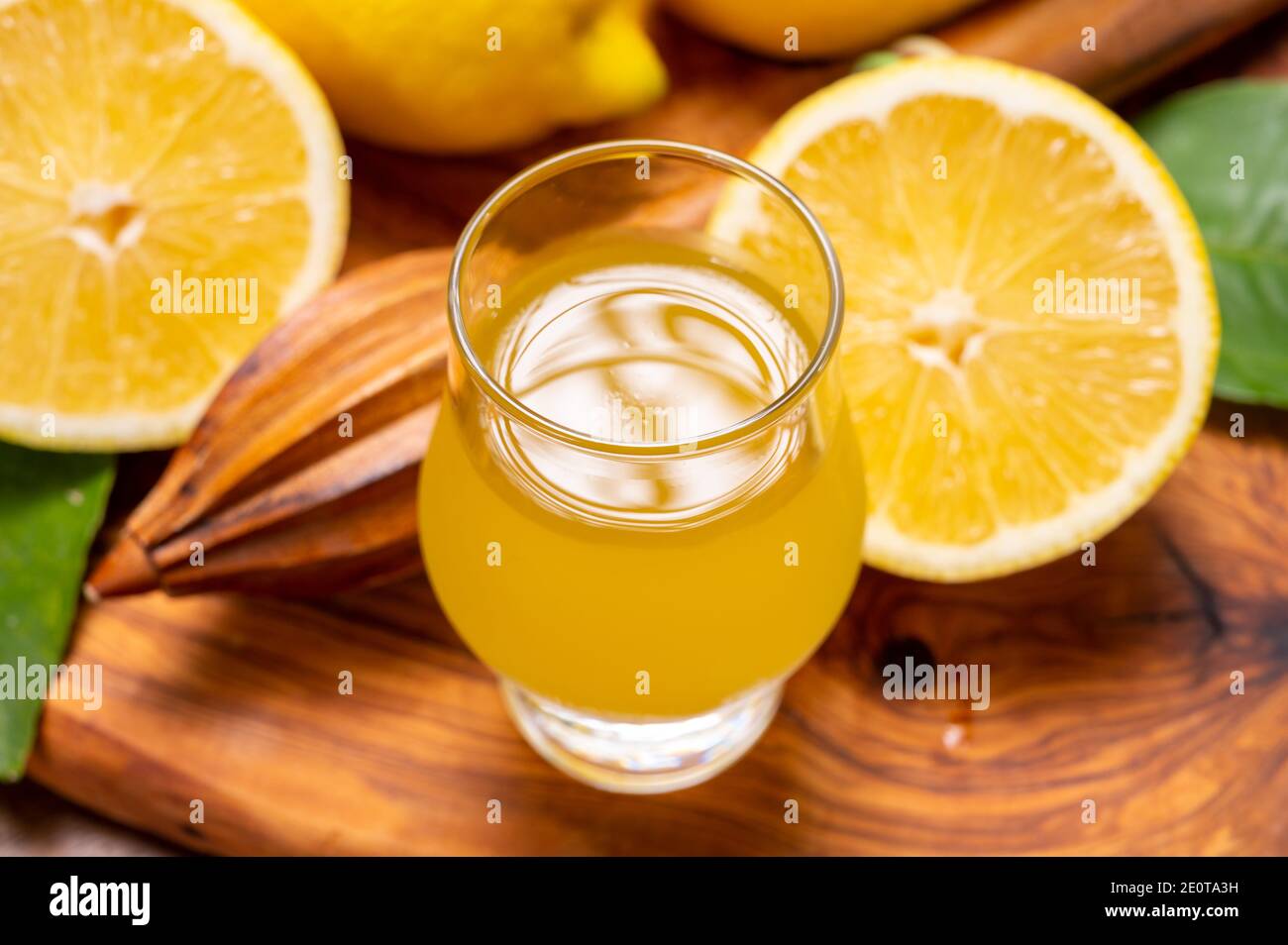 Verre de liqueur de limoncello douce et froide fait à partir de la nouvelle récolte de citrons italiens jaunes mûrs frais, côte amalfitaine, Italie Banque D'Images