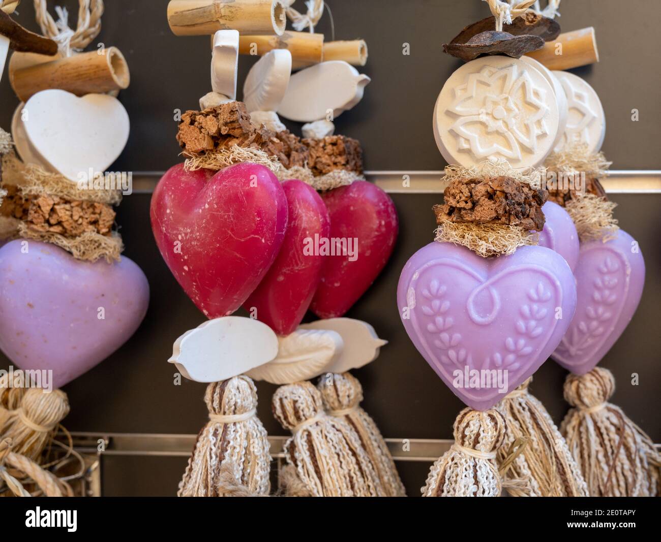 Guirlande décorative aux couleurs aromatiques et au savon naturel parfumé  fait main à vendre à Saint-Tropez, en Provence, en France Photo Stock -  Alamy