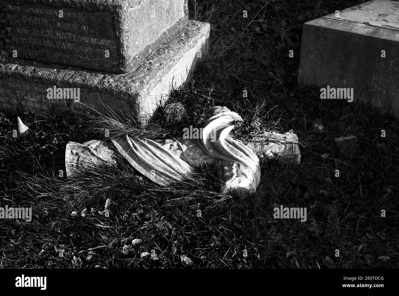 Statue tombée et brisée dans un cimetière Banque D'Images Statue tombée et brisée dans un cimetière Banque D'Images