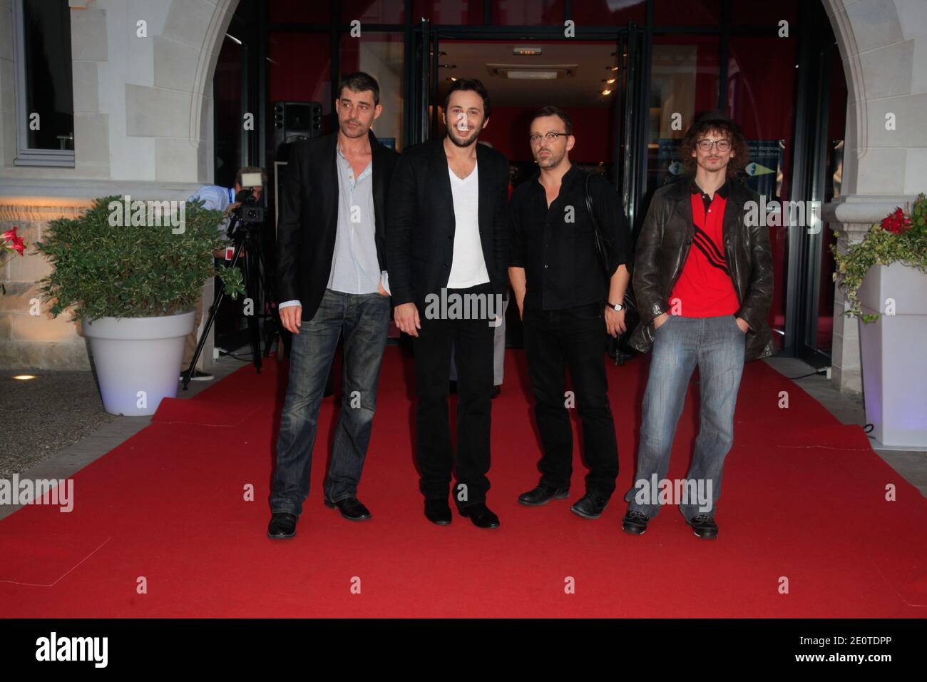 Les membres du jury (G-D) Thierry Neuvic, Michael Cohen, Cyril Mennegun et Julien Courbey posent pour les photographes à l'ouverture du 17e Festival international des jeunes réalisateurs de Saint-Jean-de-Luz, à Saint-Jean-de-Luz, en France, le 9 octobre 2012. Photo de Jerome Domine/ABACAPRESS.COM Banque D'Images