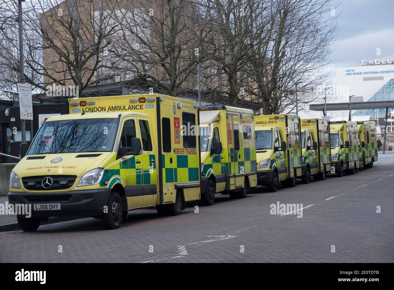 02 janvier 2020. Londres, Royaume-Uni. Une flotte d'ambulances est garée à l'extérieur du centre Excel, à l'est de Londres. Le centre a été converti en hôpital Nightingale pour traiter les patients Covid-19 lors de la première pandémie en avril 2020 et est en attente. Une augmentation des cas Covid-19 est attendue la semaine prochaine après les fêtes de Noël. Photo de Ray Tang Banque D'Images