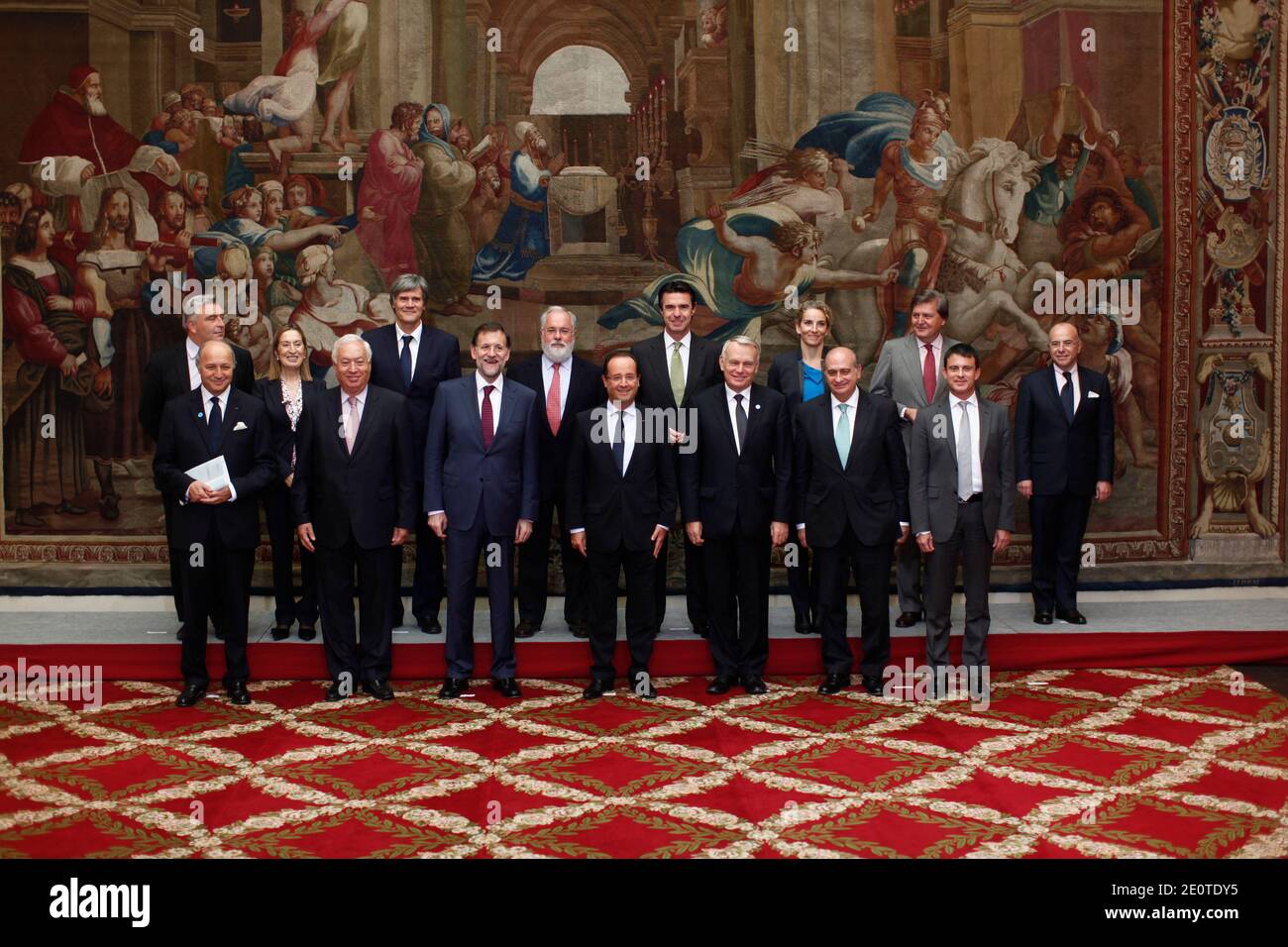 (De gauche à droite) le ministre français des Affaires étrangères Laurent Fabius, le ministre espagnol des Affaires étrangères José Manuel Garcia Margallo, le premier ministre espagnol Mariano Rajoy, le président français François Hollande, le premier ministre français, Jean-Marc Ayrault, le ministre espagnol de l'intérieur, Jorge Fernandez Diaz et le ministre français de l'intérieur Manuel Valls, Ministre français adjoint des Transports et de l'économie maritime, Frédéric Cuvillier, ministre espagnol du développement, Ana Pastor Julian, ministre française de l'Agriculture, Stephane le Foll, ministre espagnol de l'Agriculture et de l'Environnement, Miguel Arias Canete, ministre espagnol de Banque D'Images