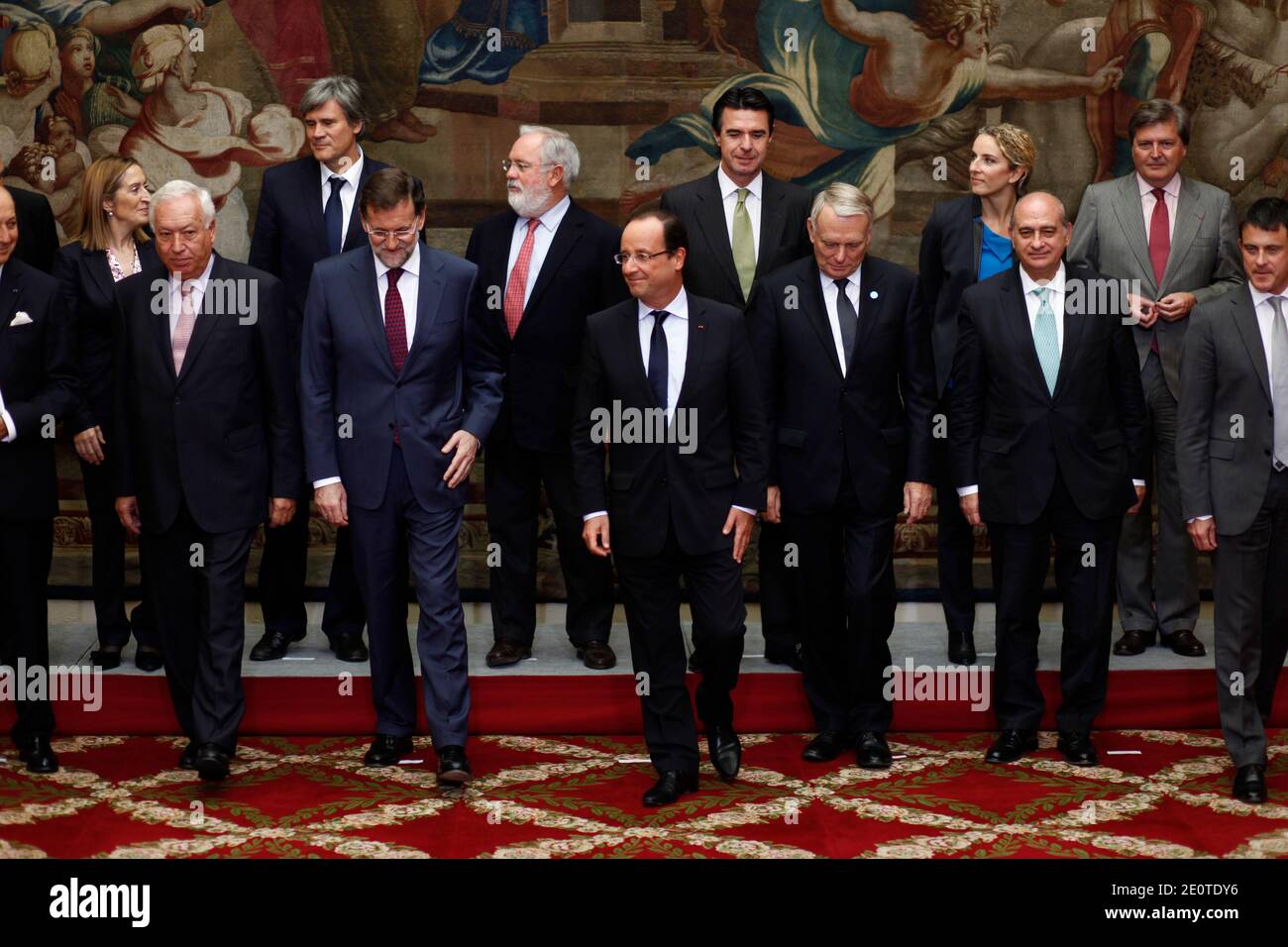 (De gauche à droite) le ministre français des Affaires étrangères Laurent Fabius, le ministre espagnol des Affaires étrangères José Manuel Garcia Margallo, le premier ministre espagnol Mariano Rajoy, le président français François Hollande, le premier ministre français, Jean-Marc Ayrault, le ministre espagnol de l'intérieur, Jorge Fernandez Diaz et le ministre français de l'intérieur Manuel Valls, Ministre français adjoint des Transports et de l'économie maritime, Frédéric Cuvillier, ministre espagnol du développement, Ana Pastor Julian, ministre française de l'Agriculture, Stephane le Foll, ministre espagnol de l'Agriculture et de l'Environnement, Miguel Arias Canete, ministre espagnol de Banque D'Images