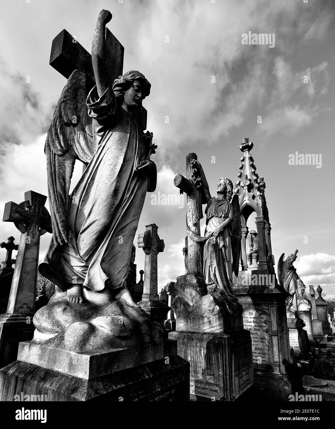 Statues d'ange dans un cimetière Banque D'Images Statues d'ange dans un cimetière Banque D'Images