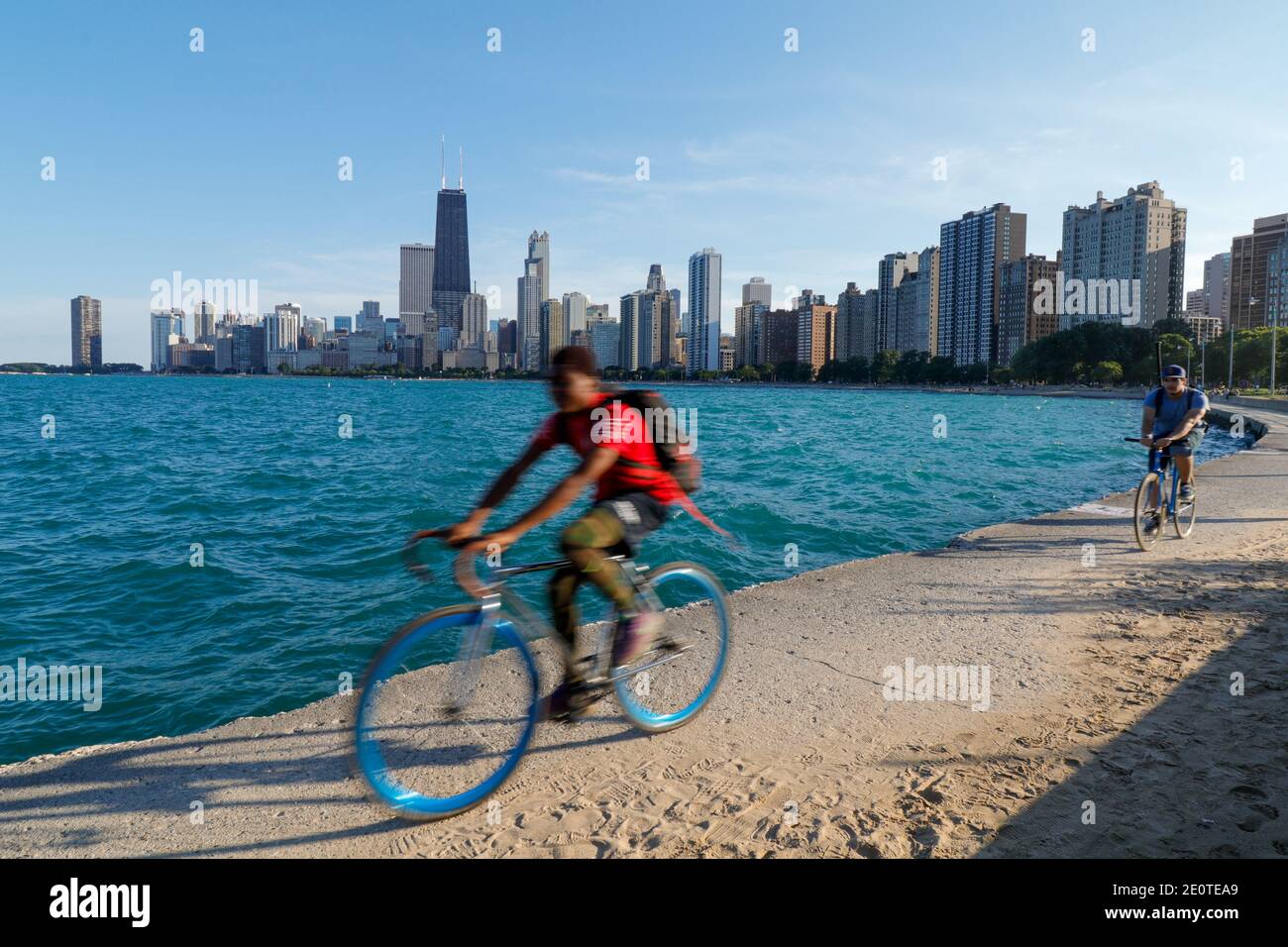 Cyclistes sur la digue près de la plage North Avenue de Chicago. Flou de mouvement. Banque D'Images