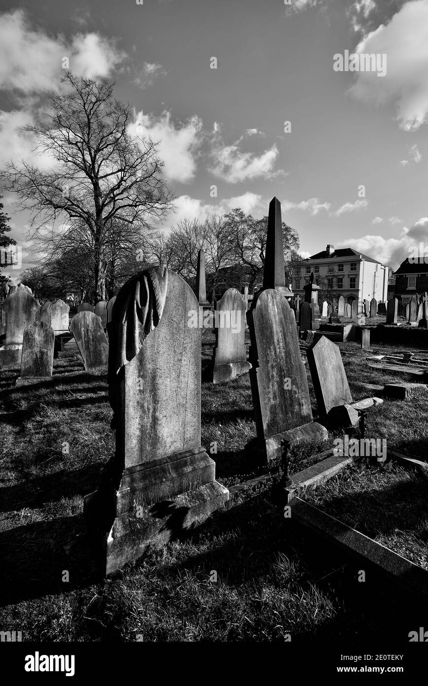 Pierres tombales anciennes dans un cimetière Banque D'Images