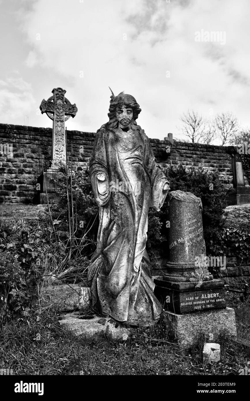 Statue de Jésus abîmée et endommagée dans un cimetière Banque D'Images Statue de Jésus abîmée et endommagée dans un cimetière Banque D'Images