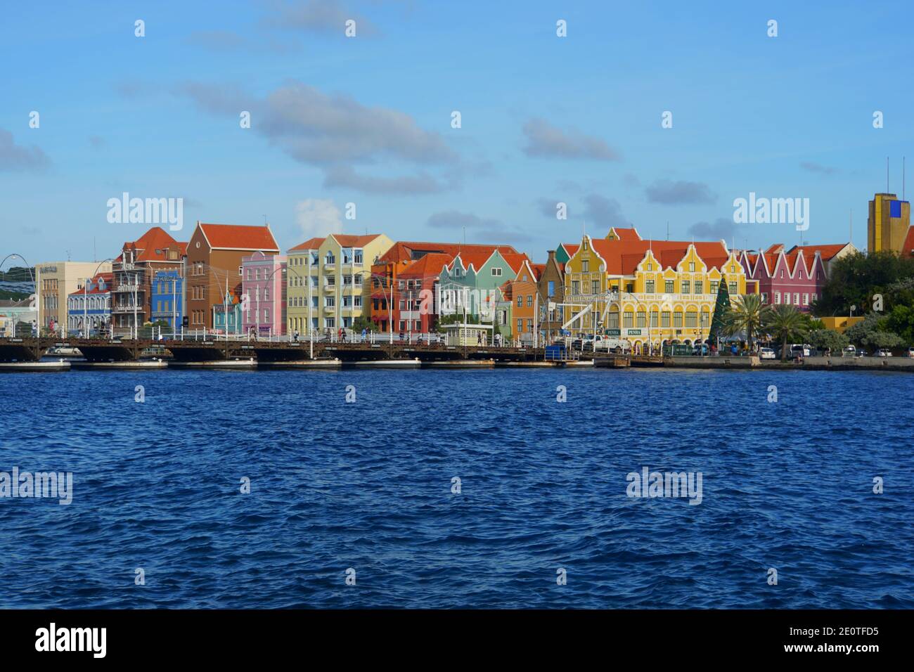 Willemstad, Curaçao - 14 novembre 2018 - vue sur les bâtiments colorés le long de la baie de St Anna pendant la journée Banque D'Images