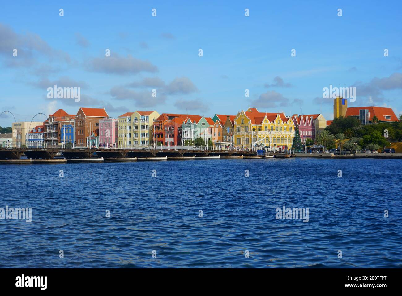 Willemstad, Curaçao - 14 novembre 2018 - vue sur les bâtiments colorés le long de la baie de St Anna pendant la journée Banque D'Images