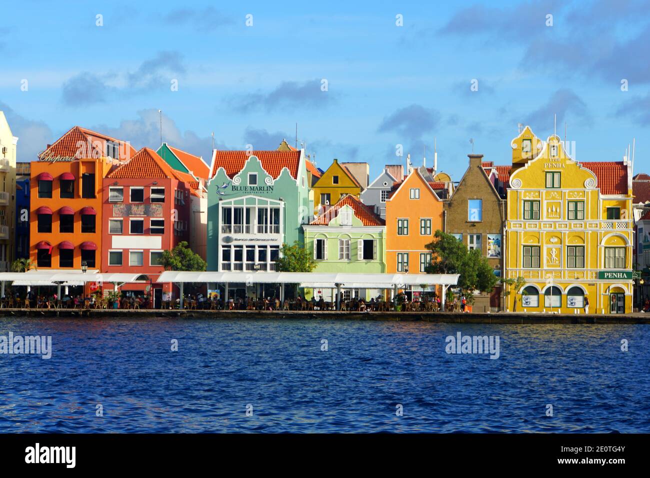 Willemstad, Curaçao - 14 novembre 2018 - vue sur les bâtiments colorés le long de la baie de St Anna pendant la journée Banque D'Images