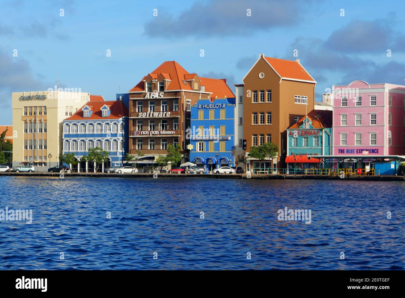 Willemstad, Curaçao - 14 novembre 2018 - vue sur les bâtiments colorés le long de la baie de St Anna pendant la journée Banque D'Images
