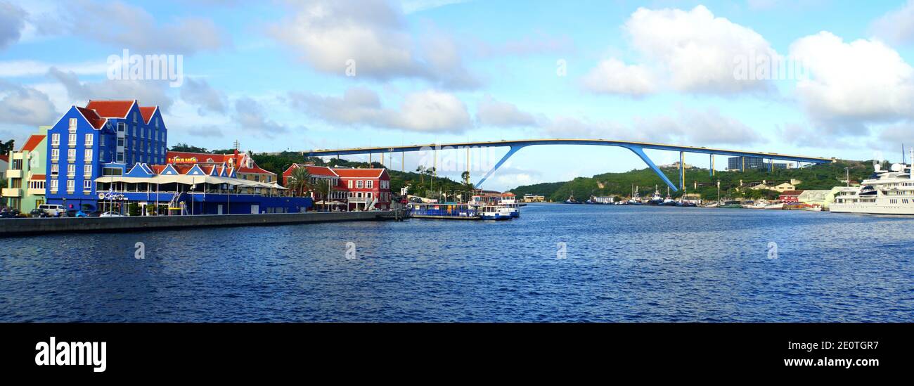 Willemstad, Curaçao - 16 novembre 2018 - vue sur le pont de la Reine Juliana par la baie de St Anna Banque D'Images
