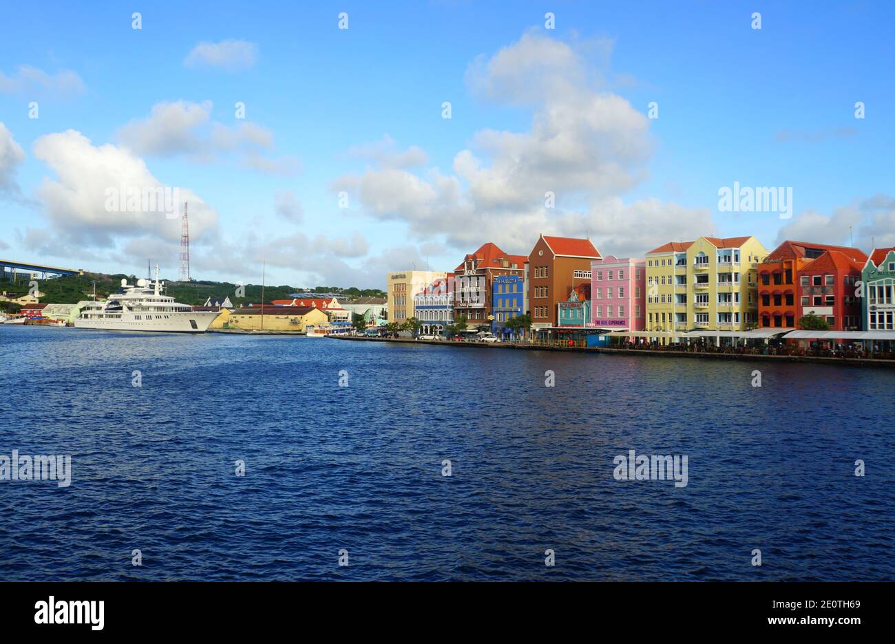 Willemstad, Curaçao - 14 novembre 2018 - vue sur les bâtiments colorés le long de la baie de St Anna pendant la journée Banque D'Images