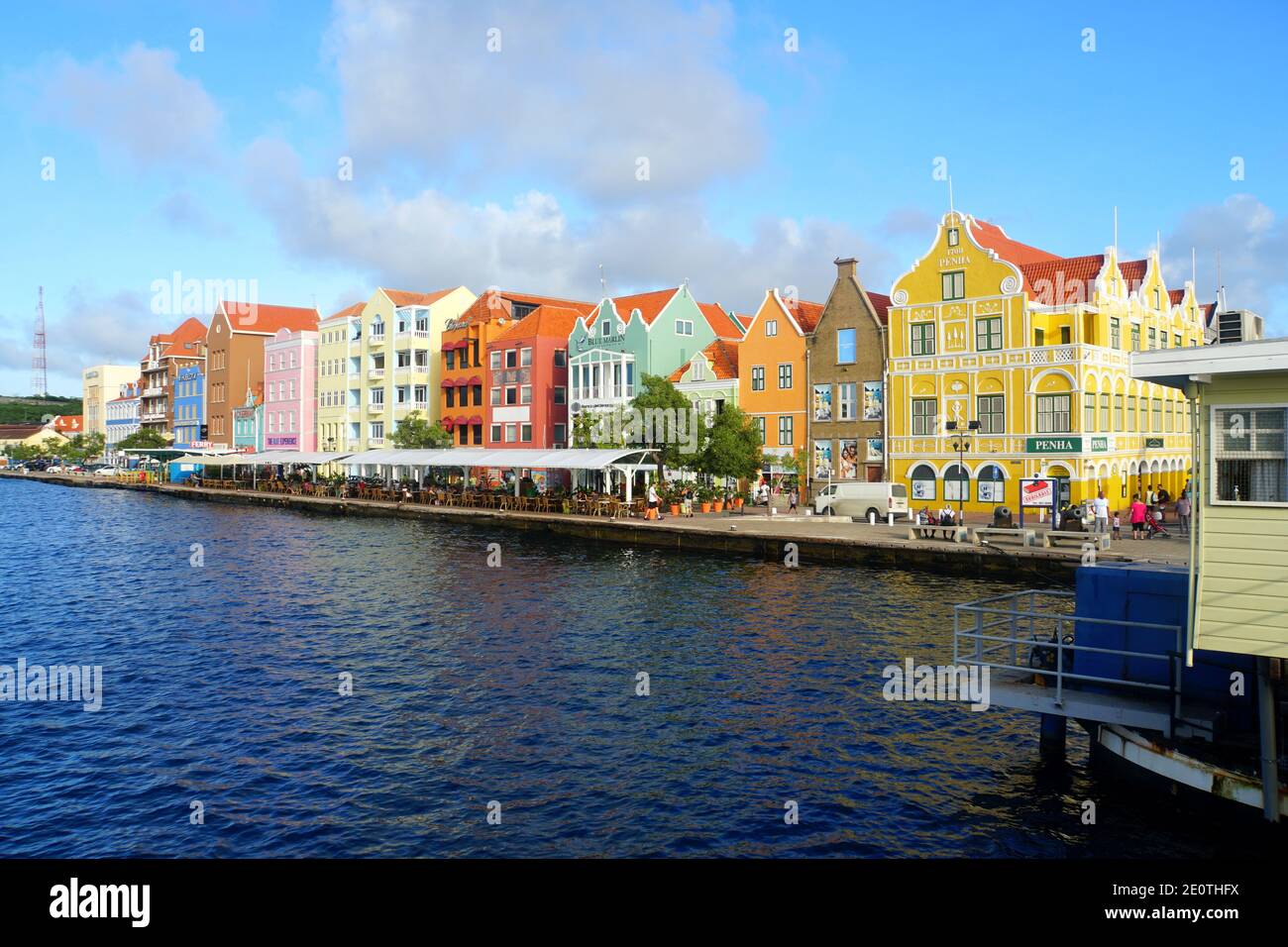 Willemstad, Curaçao - 14 novembre 2018 - vue sur les bâtiments colorés le long de la baie de St Anna pendant la journée Banque D'Images