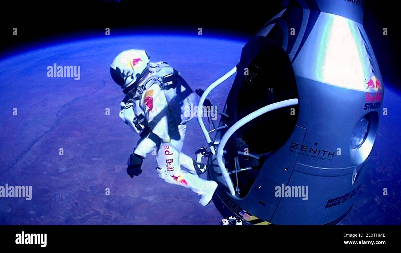 Cette photo montre le pilote Felix Baumgartner, d'Autriche, qui saute de la capsule lors du dernier vol avec équipage pour Red Bull Stratos le 14 octobre 2012. Le daredevil autrichien est devenu le premier homme à briser la barrière sonore lors d'un saut en chute libre record depuis le bord de l'espace, ont déclaré les organisateurs. L'homme de 43 ans a sauté d'une capsule à plus de 24 miles (39 kilomètres) au-dessus de la Terre, atteignant une vitesse de 706 miles par heure (1,135 km/h) avant d'ouvrir son parachute rouge et blanc et de flotter vers le désert du Nouveau-Mexique. Photo par redbullcontentpool/ABACAPRESS.COM Banque D'Images