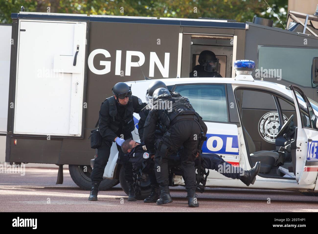 Les membres du GIPN (groupes nationaux d'intervention de la police) participent à un exercice modèle lors d'une cérémonie marquant le 40e anniversaire des groupes nationaux d'intervention de la police (GIPN) au Collège national de police de France à Saint-Cyr-au-Mont-d'Or, en France, le 15 octobre 2012. Photo de Vincent Dargent/ABACAPRESS.COM Banque D'Images