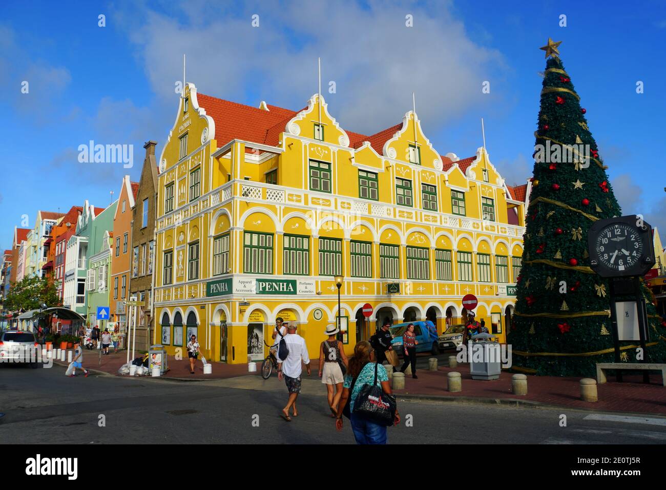 Willemstad, Curaçao - 14 novembre 2018 - vue sur les bâtiments colorés le long de la baie de St Anna pendant la journée Banque D'Images