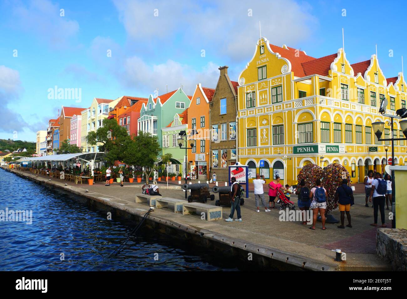 Willemstad, Curaçao - 14 novembre 2018 - vue sur les bâtiments colorés le long de la baie de St Anna pendant la journée Banque D'Images