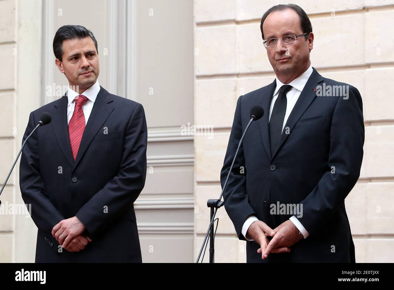 Le président français François Hollande et le président mexicain Enrique Pena Nieto prennent part à une conférence de presse au Palais présidentiel de l'Elysée, à Paris, en France, le 17 octobre 2012. Le président élu du Mexique Enrique Pena Nieto commencera son mandat de six ans en tant que président le 1er décembre, marquant le retour du Parti révolutionnaire institutionnel (PRI) au plus haut poste du pays après une absence de 12 ans. Photo de Stephane Lemouton/ABACAPRESS.COM Banque D'Images