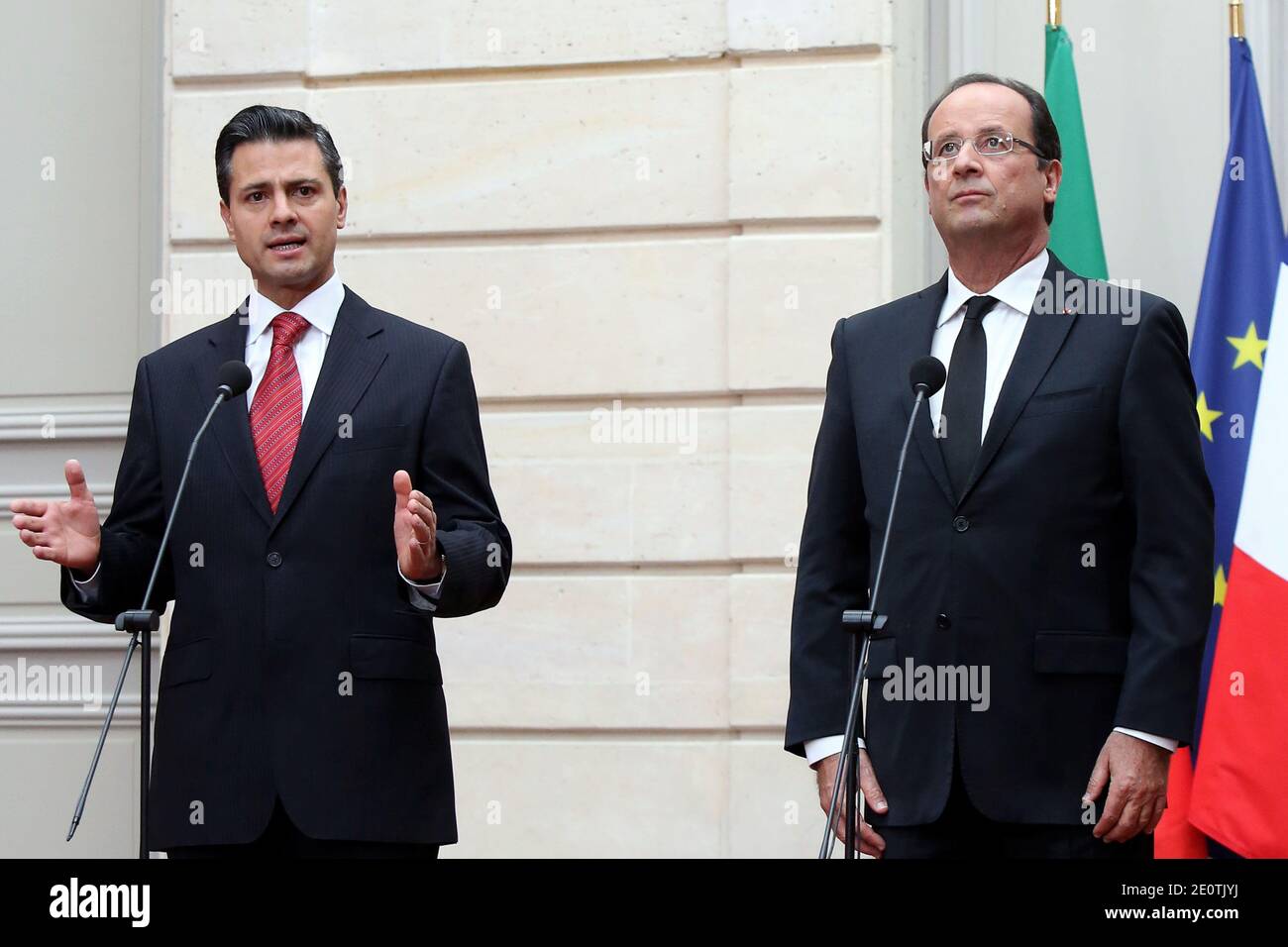 Le président français François Hollande et le président mexicain Enrique Pena Nieto prennent part à une conférence de presse au Palais présidentiel de l'Elysée, à Paris, en France, le 17 octobre 2012. Le président élu du Mexique Enrique Pena Nieto commencera son mandat de six ans en tant que président le 1er décembre, marquant le retour du Parti révolutionnaire institutionnel (PRI) au plus haut poste du pays après une absence de 12 ans. Photo de Stephane Lemouton/ABACAPRESS.COM Banque D'Images