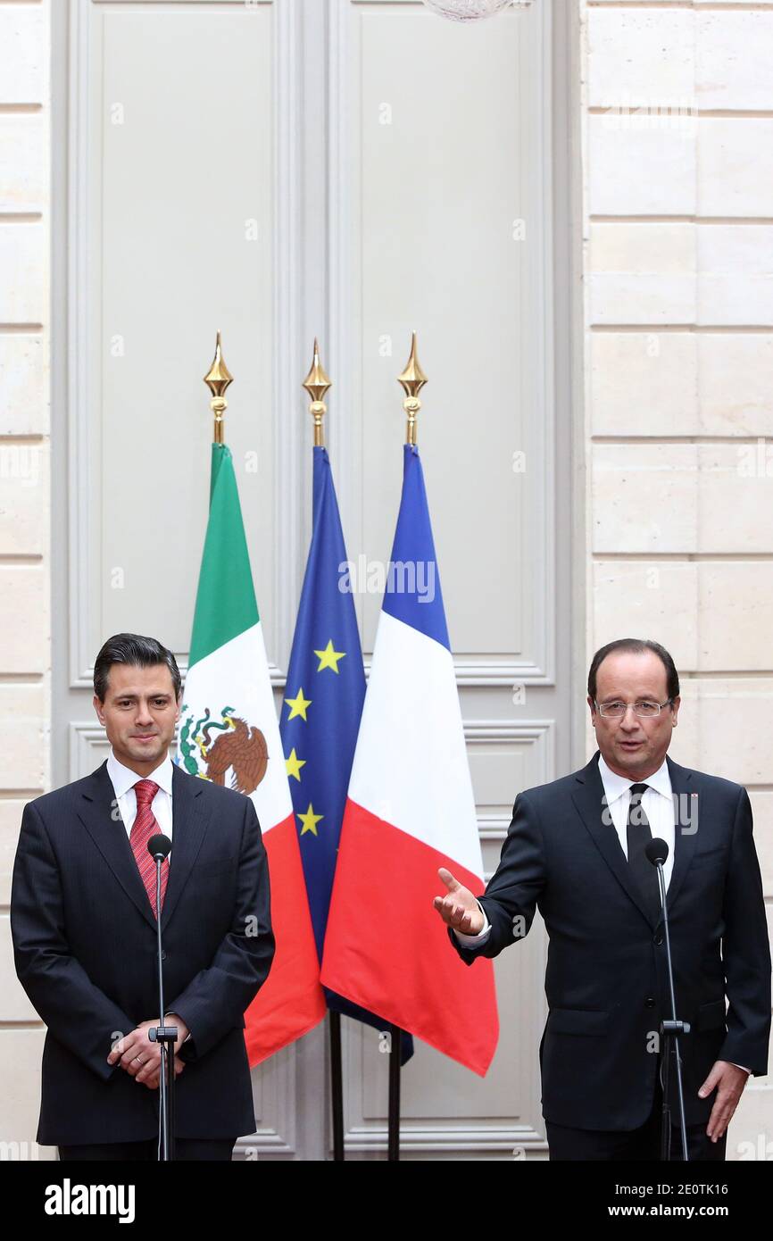 Le président français François Hollande et le président mexicain Enrique Pena Nieto prennent part à une conférence de presse au Palais présidentiel de l'Elysée, à Paris, en France, le 17 octobre 2012. Le président élu du Mexique Enrique Pena Nieto commencera son mandat de six ans en tant que président le 1er décembre, marquant le retour du Parti révolutionnaire institutionnel (PRI) au plus haut poste du pays après une absence de 12 ans. Photo de Stephane Lemouton/ABACAPRESS.COM Banque D'Images