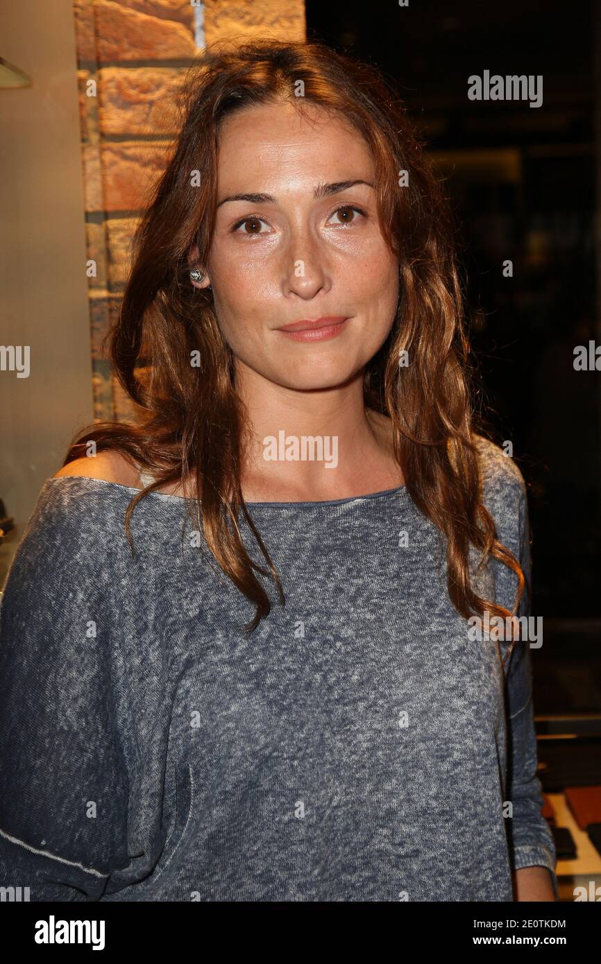 Annelise Hesme participe à la fête d'ouverture du nouveau magasin 'UGG  Australia', à Paris, en France, le 18 octobre 2012. Photo de Marco  Vitchi/ABACAPRESS.COM Photo Stock - Alamy