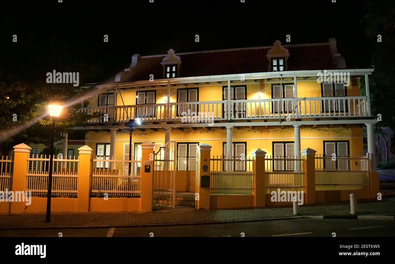 Willemstad, Curaçao - le 14 novembre 2018 - la nuit, les bâtiments illuminés le long de la baie St Anna Banque D'Images