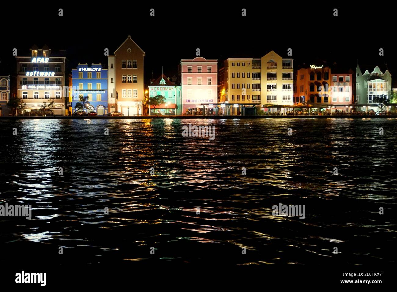 Willemstad, Curaçao - le 14 novembre 2018 - vue nocturne sur les bâtiments éclairés le long de la baie de St Anna Banque D'Images