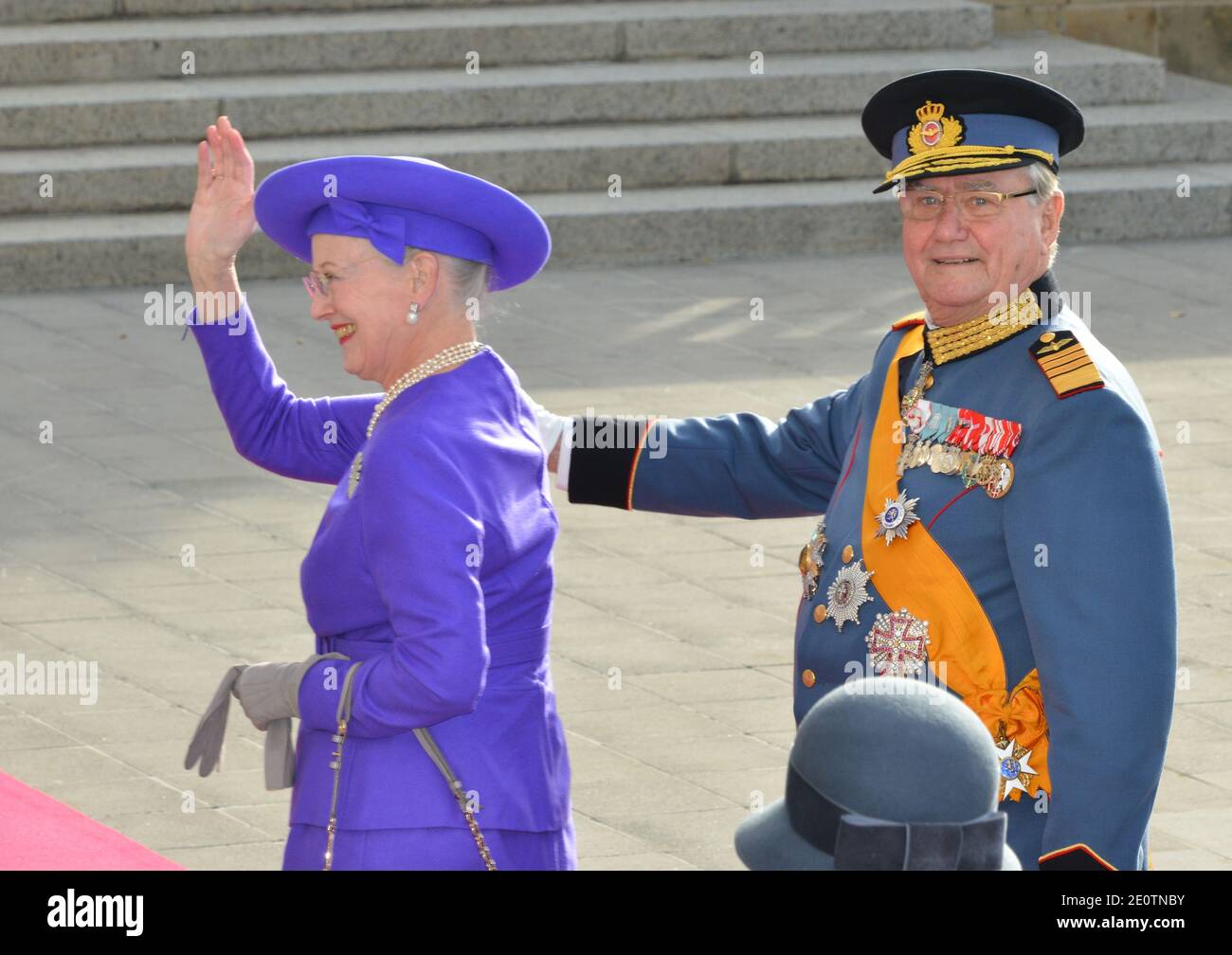 La reine Margrethe II du Danemark et le prince Consort Henrik du Danemark arrivent à la cérémonie de mariage du grand-duc héréditaire Guillaume du Luxembourg et de la princesse Stephanie du Luxembourg à la cathédrale notre-Dame de Luxembourg, à Luxembourg, Luxembourg, le 20 octobre 2012. Le Grand-duc héréditaire de Luxembourg, âgé de 30 ans, est le dernier prince héréditaire d'Europe à se marier, épousant sa mariée de 28 ans de la comtesse belge dans une somptueuse cérémonie de 2 jours. Photo de Jeremy Charriau/ABACAPRESS.COM Banque D'Images