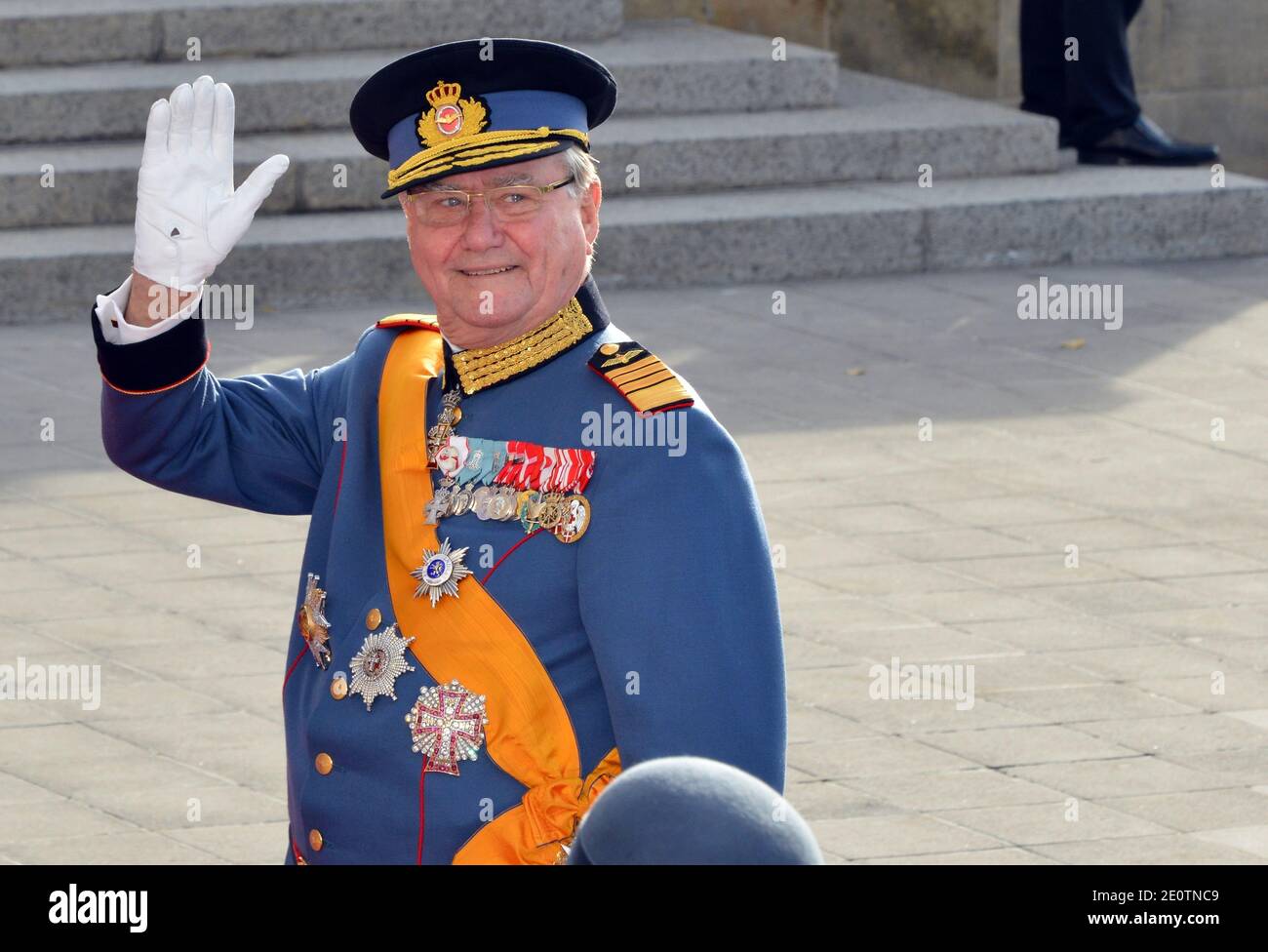 Le Prince Consort Henrik du Danemark arrive à la cérémonie de mariage du Grand-Duc héréditaire Guillaume du Luxembourg et de la princesse Stephanie du Luxembourg à la Cathédrale notre-Dame de Luxembourg, à Luxembourg, Luxembourg, le 20 octobre 2012. Le Grand-duc héréditaire de Luxembourg, âgé de 30 ans, est le dernier prince héréditaire d'Europe à se marier, épousant sa mariée de 28 ans de la comtesse belge dans une somptueuse cérémonie de 2 jours. Photo de Jeremy Charriau/ABACAPRESS.COM Banque D'Images