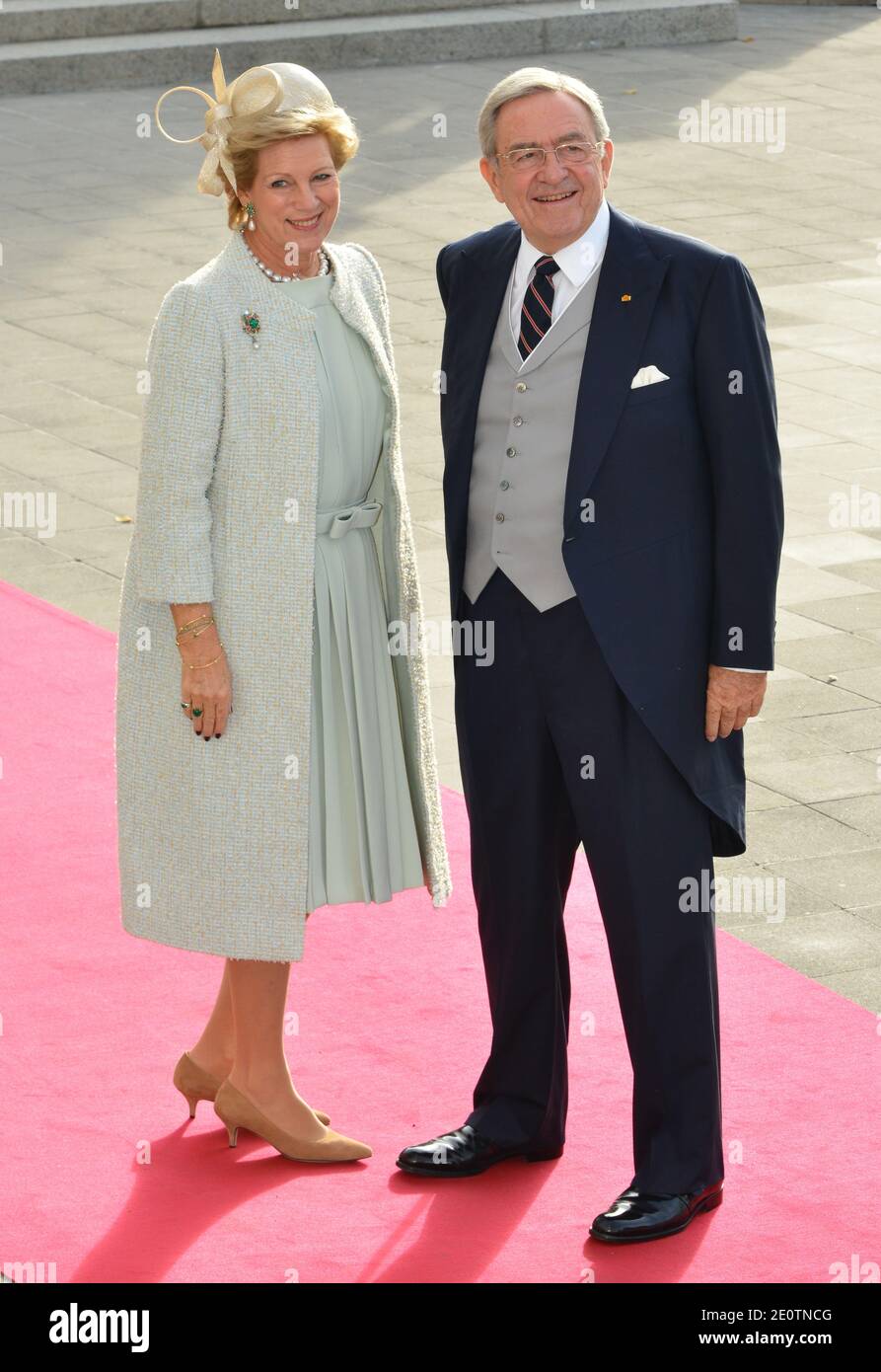 Le roi Constantine II de Grèce et la reine Anne-Marie de Grèce arrivent à la cérémonie de mariage du grand-duc héréditaire Guillaume de Luxembourg et de la princesse Stephanie de Luxembourg à la cathédrale notre-Dame de Luxembourg, à Luxembourg, Luxembourg, le 20 octobre 2012. Le Grand-duc héréditaire de Luxembourg, âgé de 30 ans, est le dernier prince héréditaire d'Europe à se marier, épousant sa mariée de 28 ans de la comtesse belge dans une somptueuse cérémonie de 2 jours. Photo de Jeremy Charriau/ABACAPRESS.COM Banque D'Images