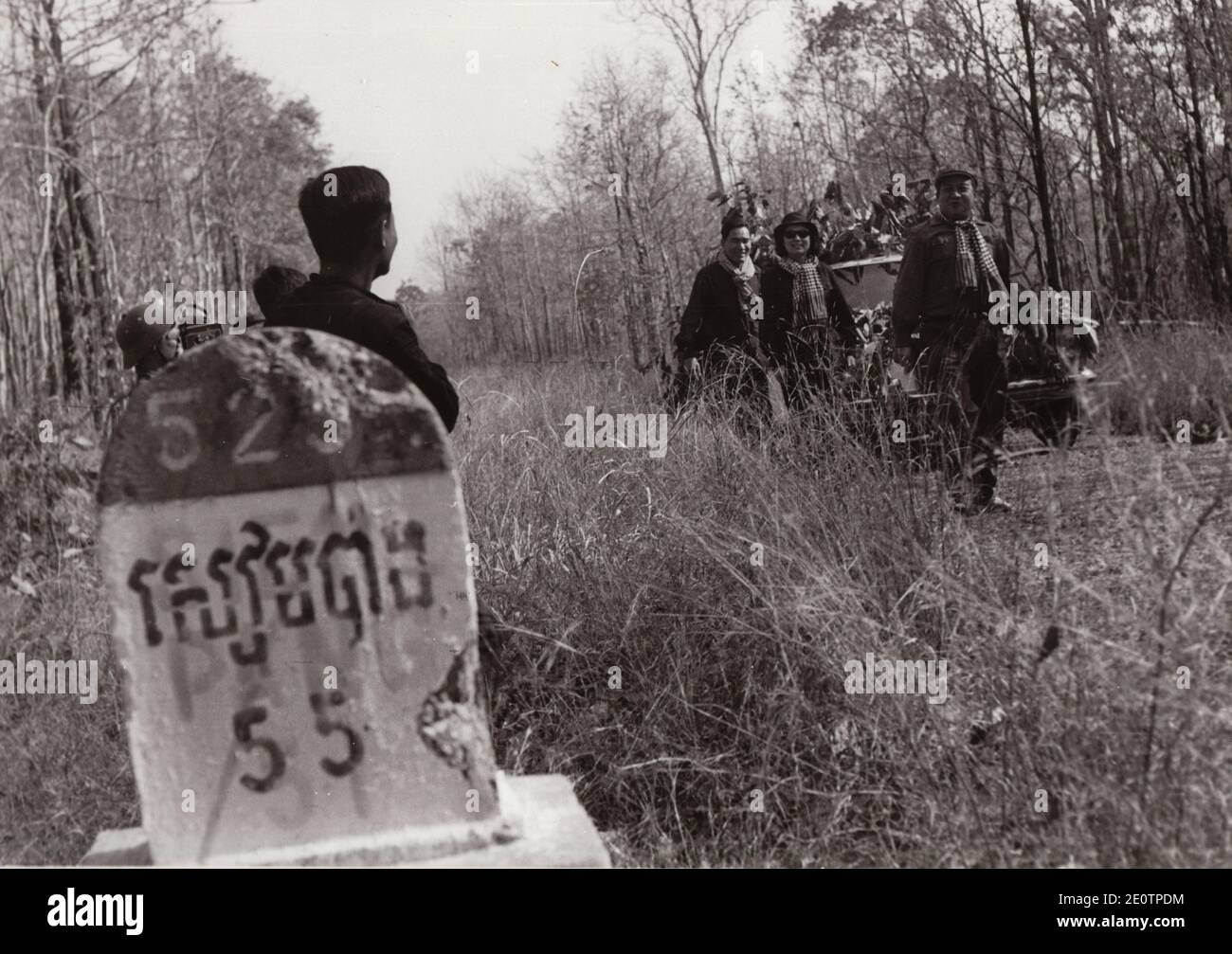 Sur la route nationale entre Stung Treng et Kratie, le prince Norodom Sihanouk et sa femme Monique lors d'une visite dans les « zones libérées » du Cambodge le 1973 mars. Sihanouk, déposé le 1970 mars par le lieutenant-général Lon Nol, a été rejoint dans une alliance par un groupe d'insurrection marxiste souterrain, les Khmers Rouges, dirigé officiellement par Khieu Samphan et Ieng Sary. En réalité, Saloth SAR (Pol Pot) était le véritable 'numéro 1' du mouvement révolutionnaire. Photo par Jazz Editions/ABACAPRESS.COM Banque D'Images