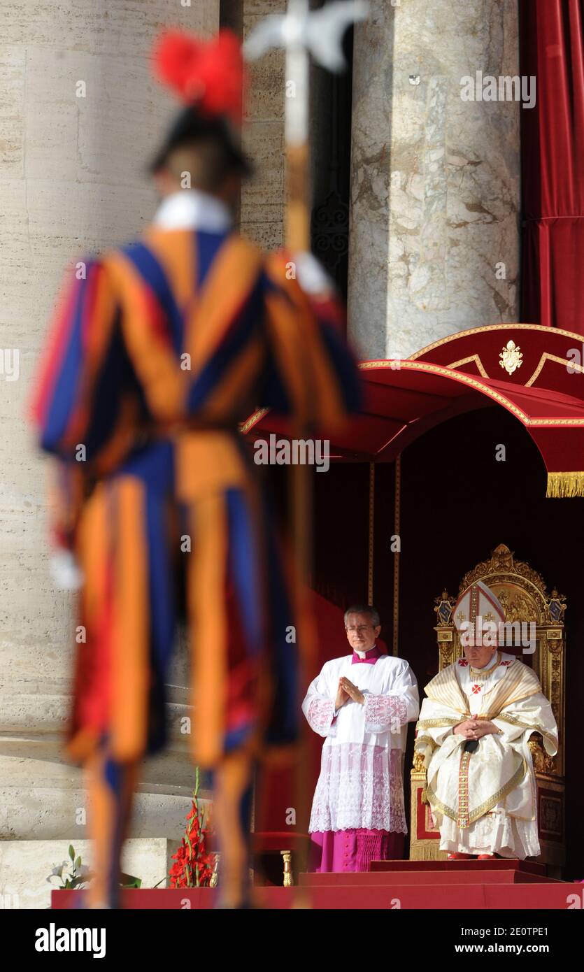 Le pape Benoît XVI a nommé sept nouveaux saints lors d'une cérémonie de canonisation sur la place Saint-Pierre à Rome, au Vatican, le 21 octobre 2012 , y compris le premier amérindien, Louant leur « courage héroïque » dans une année où l'Église catholique cherche à contrer la vague montante de laïcité en Occident. Kateri Tekakwitha est né dans le nord de l'État de New York en 1656 d'un père Mohawk et d'une mère chrétienne algonquine. Le nouveau saint a travaillé comme une nonne près de Montréal. Marianne Cope, née en Allemagne, a été saluée pour son sacrifice individuel en aidant une colonie de lépreux outcast à Molokai, Hawaï, pendant les 30 dernières années de h Banque D'Images