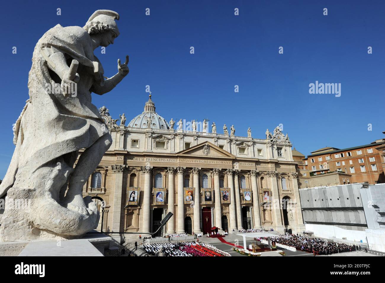 Le pape Benoît XVI a nommé sept nouveaux saints lors d'une cérémonie de canonisation sur la place Saint-Pierre à Rome, au Vatican, le 21 octobre 2012 , y compris le premier amérindien, Louant leur « courage héroïque » dans une année où l'Église catholique cherche à contrer la vague montante de laïcité en Occident. Kateri Tekakwitha est né dans le nord de l'État de New York en 1656 d'un père Mohawk et d'une mère chrétienne algonquine. Le nouveau saint a travaillé comme une nonne près de Montréal. Marianne Cope, née en Allemagne, a été saluée pour son sacrifice individuel en aidant une colonie de lépreux outcast à Molokai, Hawaï, pendant les 30 dernières années de h Banque D'Images