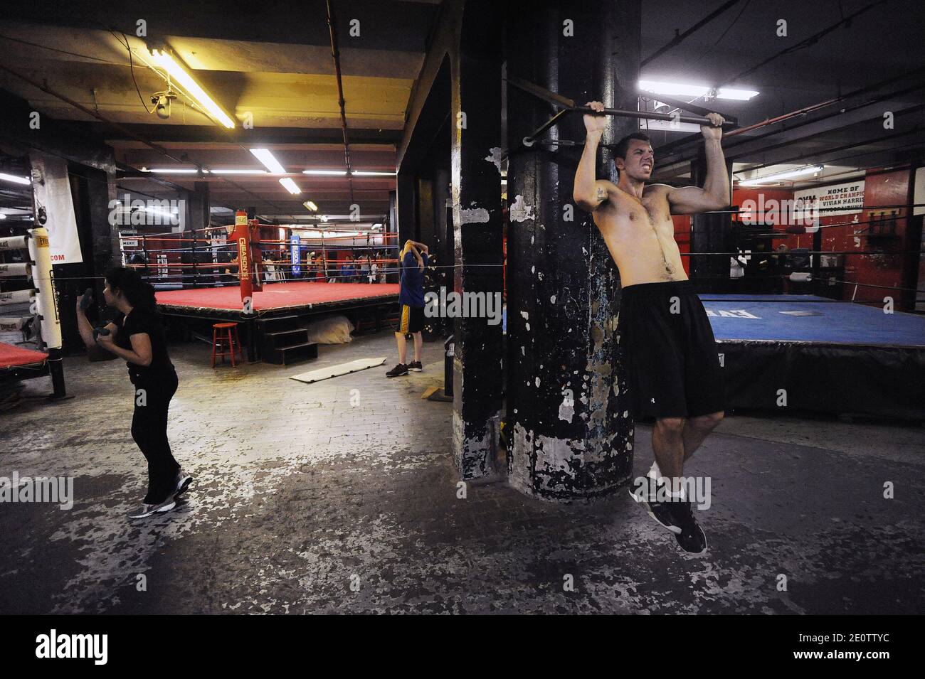 Les boxeurs s'entraînent tous les jours dans l'un des derniers gymnases de boxe florissants de New York, Gleason's à Brooklyn, New York City, NY, États-Unis, le 20 2012 octobre. En tout, 131 champions du monde se sont entraînés à l'intérieur des murs de la salle de gym, y compris des légendes telles que Jake LaMotta, Muhammad Ali et Roberto Duran. Actuellement, cinq détenteurs de titre actifs s'entraîner à Gleason's ainsi que de nombreux concurrents et des dizaines de champions Golden Gloves. Photo par Olivier Douliery/ABACAPRESS.COM Banque D'Images