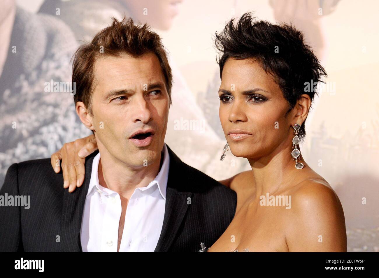 Photo du fichier : Halle Berry et Olivier Martinez arrivant à Warner Bros. Photos 'Cloud Atlas' première au Grauman's Chinese Theatre à Los Angeles, CA, Etats-Unis le 24 octobre 2012. Le mardi 27 octobre, la star Oscar-gagnante et son mari, Olivier Martinez, ont annoncé qu'ils divorçaient après deux ans de mariage. C'est le quatrième et troisième divorce de Berry au cours des deux dernières décennies. En plus de Martinez, l'actrice de 49 ans a traité sa juste part de hauts et de bas romantiques avec d'anciennes flammes comme David Justice, Gabriel Aubry et Eric Benet. Photo de Lionel Hahn/ABACAPR Banque D'Images