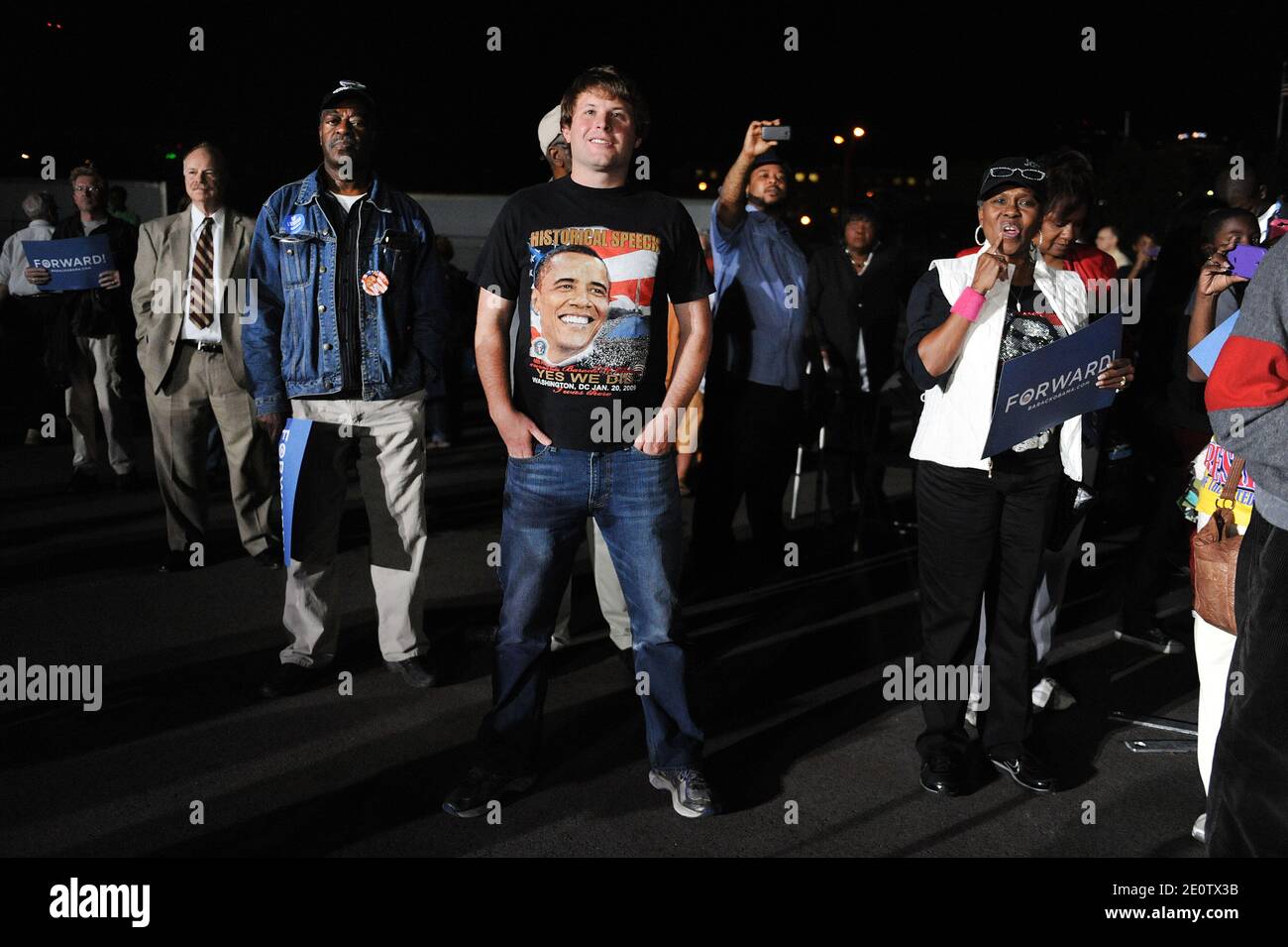 Vient de paraître : les partisans du président Barack Obama assistent à un événement populaire à l'aéroport Burke Lakefront le 25 2012 octobre à Cleveland, Ohio. Photo par Olivier Douliery/ABACAPRESS.COM Banque D'Images