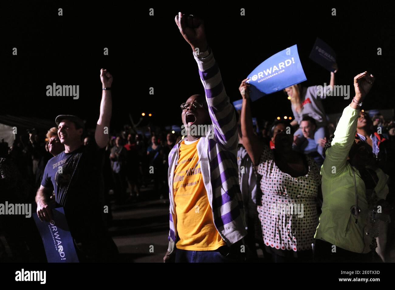 Vient de paraître : les partisans du président Barack Obama assistent à un événement populaire à l'aéroport Burke Lakefront le 25 2012 octobre à Cleveland, Ohio. Photo par Olivier Douliery/ABACAPRESS.COM Banque D'Images